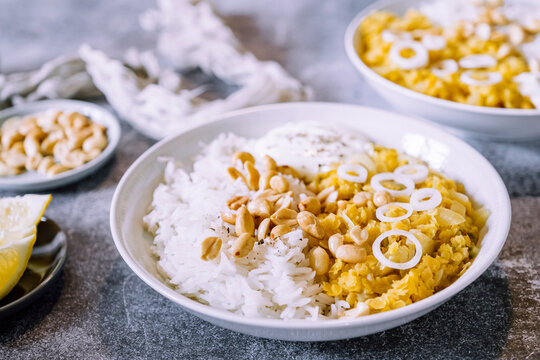 Plat de dahl de lentilles corail aux cacahuètes et oignons frais accompagné de riz