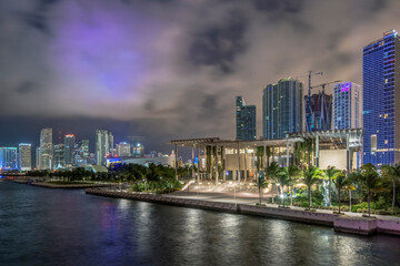 Obraz premium USA, Florida, Miami. Perez Art Museum Miami with downtown in the background at dawn.