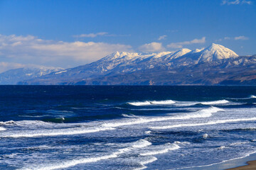 知床　冬の知床連山とオホーツク海