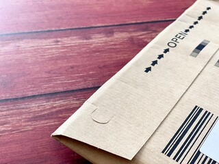 宅配封筒のオープンの文字