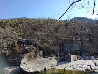 강위에 떠다니는 산