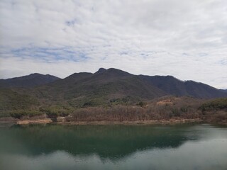 강에 비치는 구름과 산