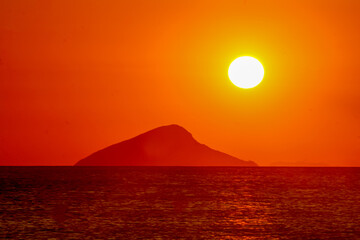Fototapeta premium Por do sol na praia de toque toque pequeno - são Sebastião - sp