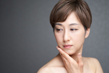 両手を頬に当てる中年の日本人女性 Wall Mural Wallpaper Murals Mapo 両手を頬に当てる中年の日本人女性 Wall Mural Wallpaper Murals Mapo