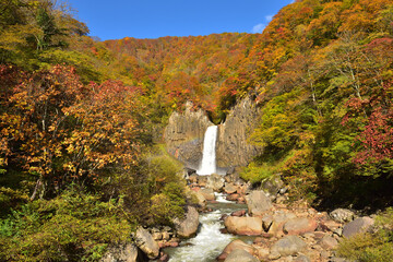 秋の苗名滝