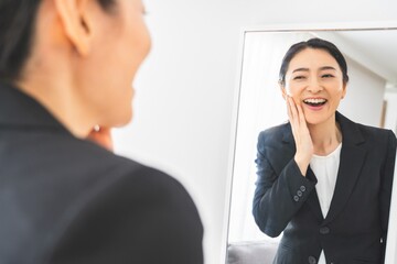 身支度する　日本人　女性