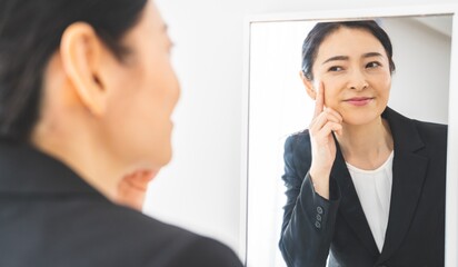 身支度する　日本人　女性
