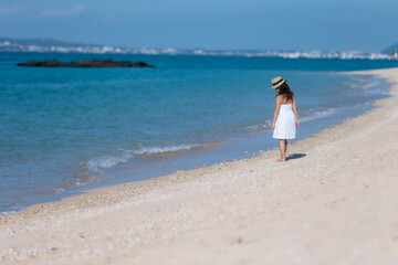 南の島へ旅行に来た女の子