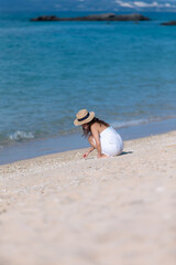 Obraz premium 南の島へ旅行に来た女の子