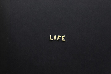 並べたパスタの文字「LIFE」