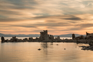 Fototapeta na wymiar dramatic summer sunrise and sunset images of Mono Lake in California.