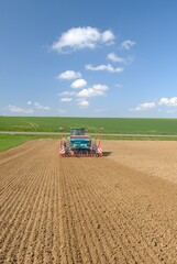 Obraz premium Semis lin au printemps, tracteur et semoir 26 rangs