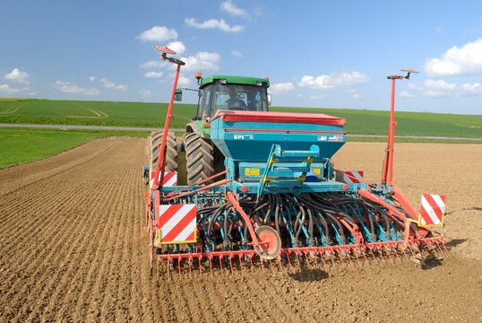 Semis lin au printemps, tracteur et semoir 26 rangs