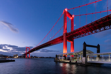 Fototapeta na wymiar 真っ赤にライトアップされた若戸大橋の夜景　福岡県北九州市