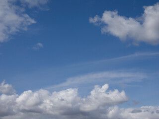 Fototapeta na wymiar 青い空と白い雲が広がる風景
