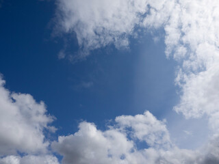 青い空と白い雲が広がる風景