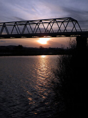 Fototapeta premium 夕暮れの鉄橋