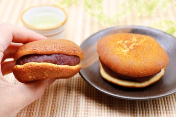 粒餡のたっぷり入ったどら焼き