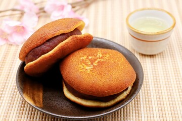 粒餡のたっぷり入ったどら焼き