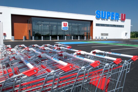 Supermarch&eacute; super U, alignement de caddie