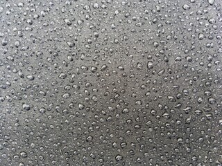 Gotas de lluvia sobre la tela de un paraguas. Primer plano de las pequeñas gotas como perlas.