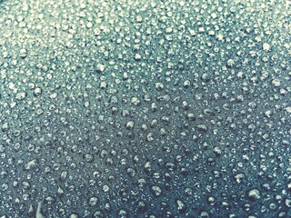 Gotas de lluvia sobre la tela de un paraguas. Primer plano de las pequeñas gotas como perlas.
