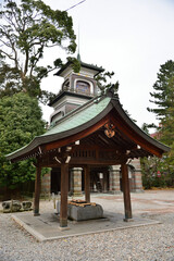 尾山神社、神門と手水舎