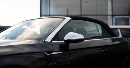 Luxuriöses Cabriolet in schwarz mit schwarzem Verdeck 