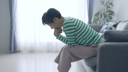 落ち込むミドル女性　悩み　不安　憂うつ