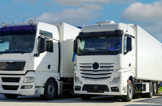 Saubere Lastkraftwagen auf dem Hof einer Spedition, Symbolfoto für Transport und Logistik.