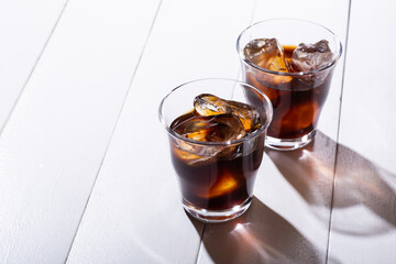 白いテーブルにアイスコーヒー