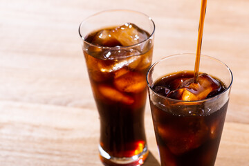 アイスコーヒーを注ぎ入れる