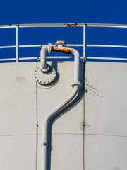 Pipeline on the side of a storage container