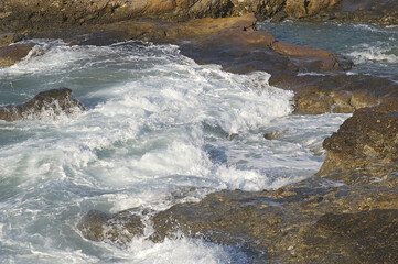 Meerestrand mit schäumenden Wellen, Insel Naxos, Kykladen, Griechenland