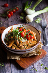 Penne mit Tomatenpesto und Lauch