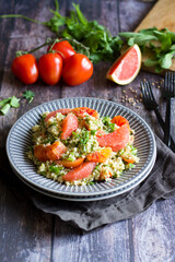 Tabouleh mit Grapefruit und Tomaten