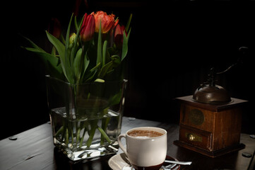 Kaffeetisch mit Tulpen