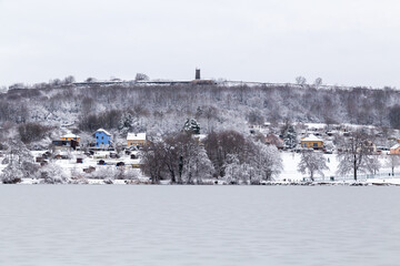 Panorama sur l'étang des forges sous la neige de l'hiver, à Belfort (Territoire de Belfort,...