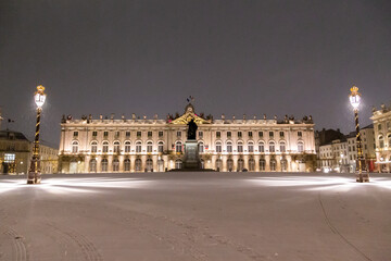 Obraz premium La place Stanislas de Nancy (Meurthe-et-Moselle, Lorraine), classée au patrimoine mondial de l'Unesco sous la neige de l'hiver