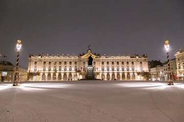 Fototapeta na wymiar La place Stanislas de Nancy (Meurthe-et-Moselle, Lorraine), classée au patrimoine mondial de l'Unesco sous la neige de l'hiver