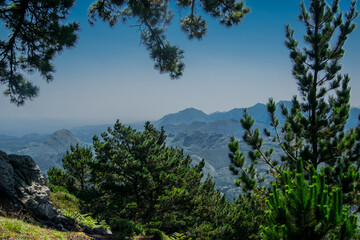 Fototapeta na wymiar Vista desde el Mirador del Fitu hacia las montañas y el mar Cantábrico, en la costa norte de España