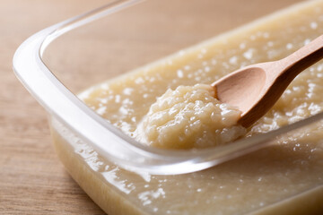 塩麹をスプーンで掬う