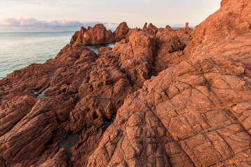 paysage de la Côte d'Azur près de Saint-Raphaël: le bout du massif de l'Esterel avec ses roches rouges volcaniques au Cap du Dramont