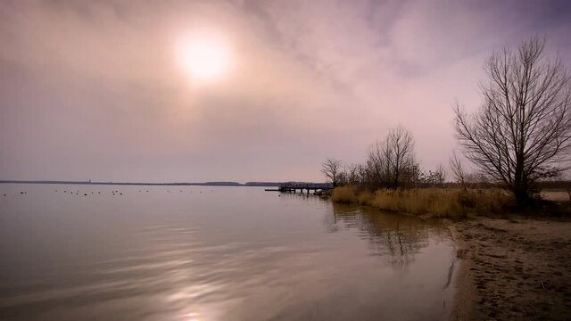Sonnenuntergang bei tr&uuml;bem Himmel an Leipziger See