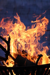 Feuer und flamme am Lagerfeuer