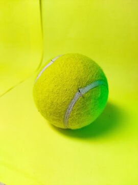 tennis ball with dynamic lighting 