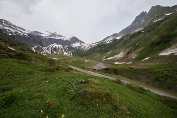 Dicke Regenwolken im Frühsommer über der Berglandschaft des oberen Oytals