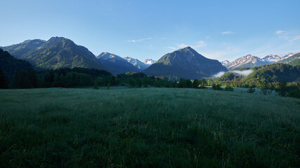 Fototapeta premium Berggipfel der Allgäuer Alpen im Morgenlicht