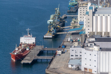 港の工場の桟橋