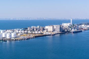 港の工場群と東京湾